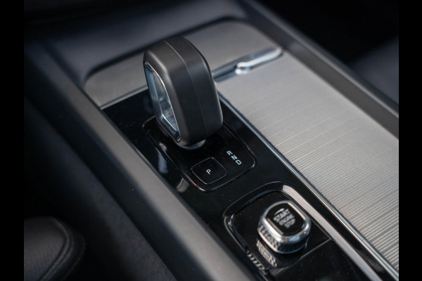 Volvo XC60 2.0 T6 Plug-in hybrid AWD Ultimate Dark / Pano / trekhaak / ACC / Carplay