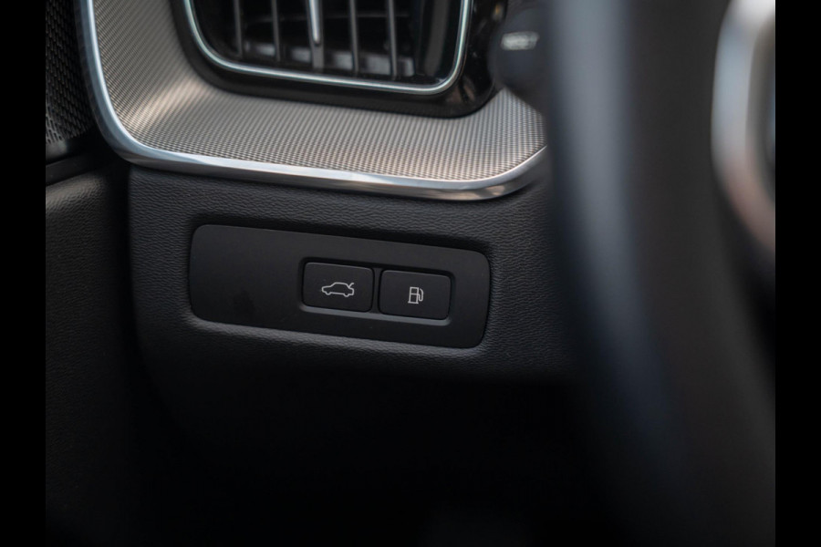 Volvo XC60 2.0 T6 Plug-in hybrid AWD Ultimate Dark / Pano / trekhaak / ACC / Carplay