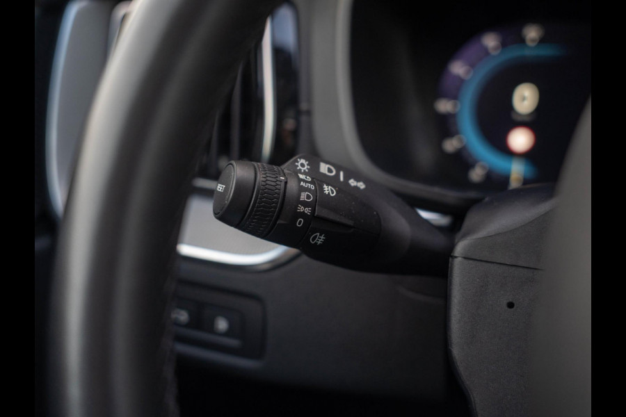 Volvo XC60 2.0 T6 Plug-in hybrid AWD Ultimate Dark / Pano / trekhaak / ACC / Carplay