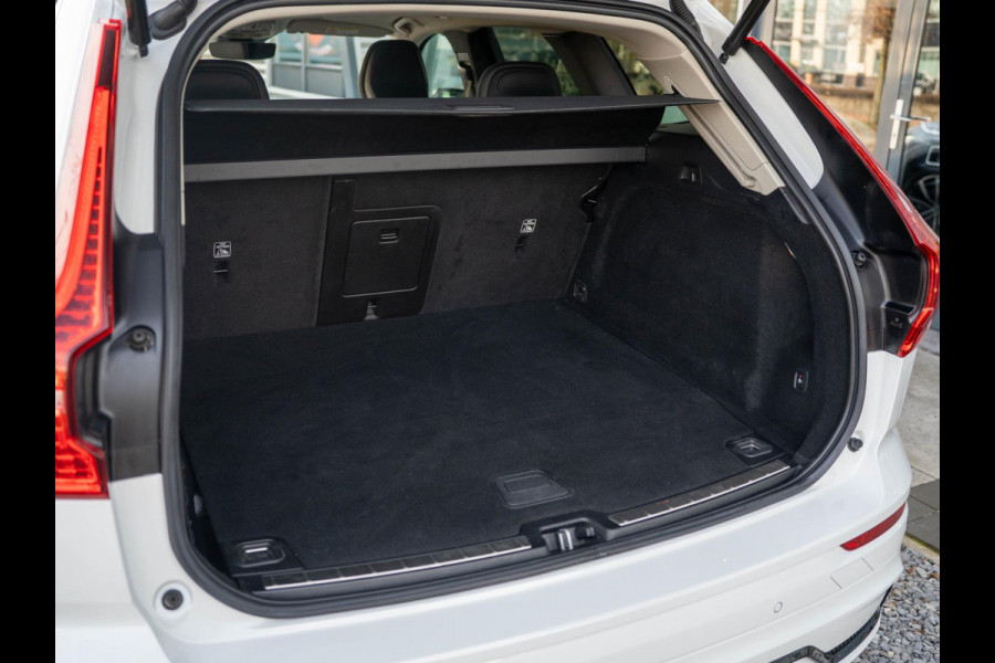 Volvo XC60 2.0 T6 Plug-in hybrid AWD Ultimate Dark / Pano / trekhaak / ACC / Carplay