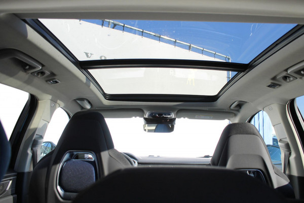 Lynk & Co 01 261pk Automaat Adaptieve Cruise Control / Elektrisch verstelbare voorstoelen / BLIS / Stoelverwarming / Climate Control / Parkeersensoren met 360 gradencamera / Regensensor