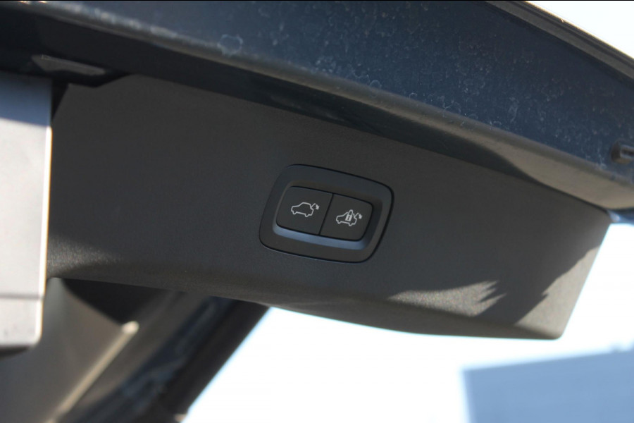 Lynk & Co 01 261pk Automaat Adaptieve Cruise Control / Elektrisch verstelbare voorstoelen / BLIS / Stoelverwarming / Climate Control / Parkeersensoren met 360 gradencamera / Regensensor