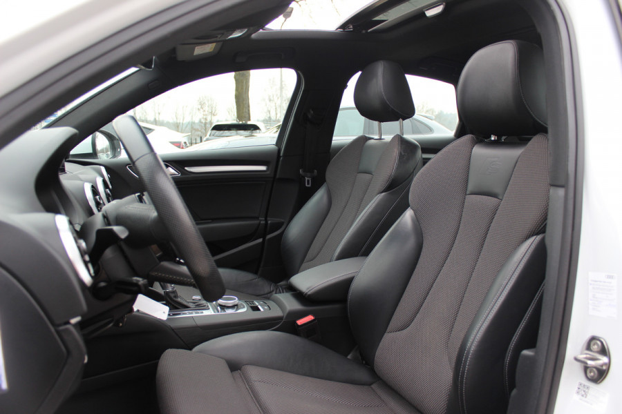 Audi A3 Limousine 35 TFSI CoD Sport S Line Edition / Panoramadak / Virtual Cockpit / Half leder / Navigatie / 18'' / Stoelverwarming / DAB / Cruise Control