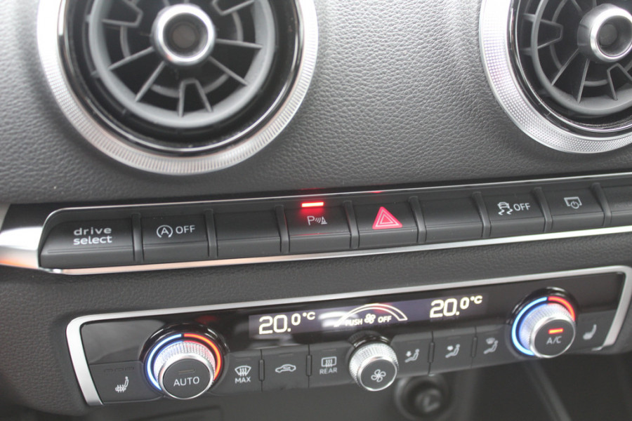 Audi A3 Limousine 35 TFSI CoD Sport S Line Edition / Panoramadak / Virtual Cockpit / Half leder / Navigatie / 18'' / Stoelverwarming / DAB / Cruise Control