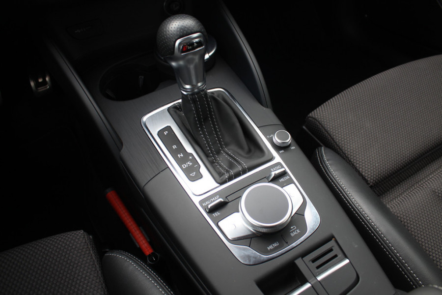 Audi A3 Limousine 35 TFSI CoD Sport S Line Edition / Panoramadak / Virtual Cockpit / Half leder / Navigatie / 18'' / Stoelverwarming / DAB / Cruise Control