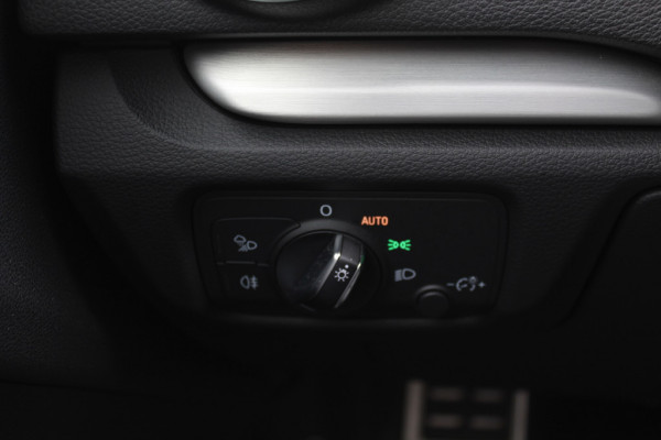 Audi A3 Limousine 35 TFSI CoD Sport S Line Edition / Panoramadak / Virtual Cockpit / Half leder / Navigatie / 18'' / Stoelverwarming / DAB / Cruise Control