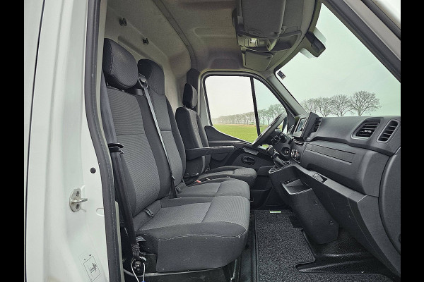 Renault Master T33 2.3 dCi 135 L2H2 airco navi, pdc, trekhaak