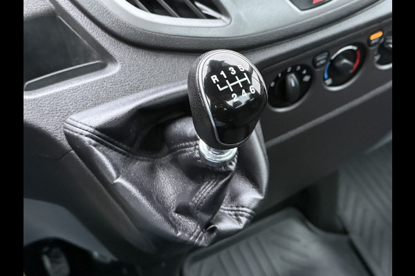 Ford Transit 2.0 TDCI EURO 6 / PICK UP / HIAB KRAAN T-CLX 013 / 2.7 TONS TREKHAAK / 34.988 KM! / 1e EIG. / 3-ZITS / AIRCO / ZEER NETJES