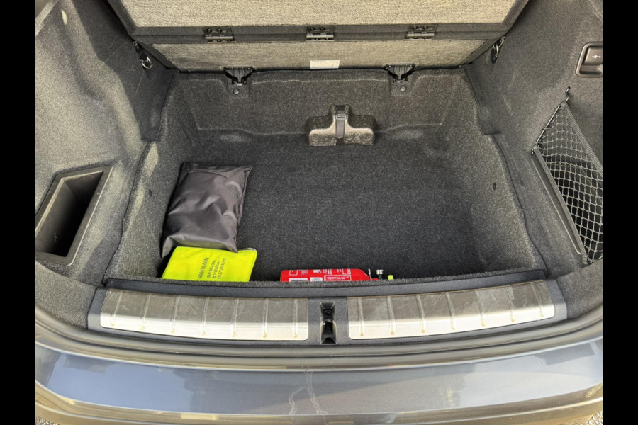 BMW X1 SDrive18i High Executive Cruise Climate control Leer+memory Sfeerverlichting Navigatie Full LED Parkeersensoren