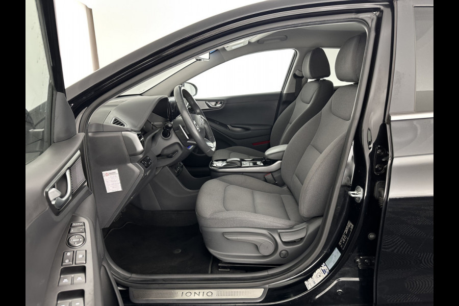 Hyundai IONIQ Comfort EV 38 kWh {SOH-100%} (INCL-BTW) *FULL-LED | ADAPTIVE-CRUISE | CAMERA | KEYLESS | DAB+ | NAVI-FULLMAP | HEATED-COMFORTSEATS | PRIVACYGLASS | ECC | AMBIENTLIGHT | DIGI-COCKPIT | SHIFTPADDLES | LANE-ASSIST | PDC | .