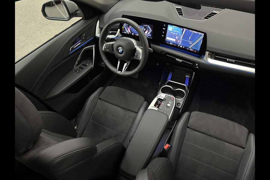 BMW X1 18i M-Sport Performance-Pack | Panorama | Sportstoelen | Carbon | Keyless-Entry | Sfeerverlichting | Achteruitrij-Camera | 5x op voorraad | Carplay | Full-LED | Black-Optic | Getint Glas | Stoelverwarming | Draadloos Laden |