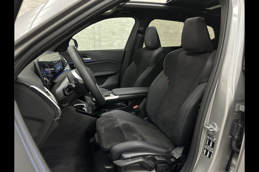 BMW X1 18i M-Sport Performance-Pack | Panorama | Sportstoelen | Carbon | Keyless-Entry | Sfeerverlichting | Achteruitrij-Camera | 5x op voorraad | Carplay | Full-LED | Black-Optic | Getint Glas | Stoelverwarming | Draadloos Laden |