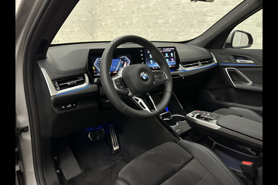BMW X1 18i M-Sport Performance-Pack | Panorama | Sportstoelen | Carbon | Keyless-Entry | Sfeerverlichting | Achteruitrij-Camera | 5x op voorraad | Carplay | Full-LED | Black-Optic | Getint Glas | Stoelverwarming | Draadloos Laden |
