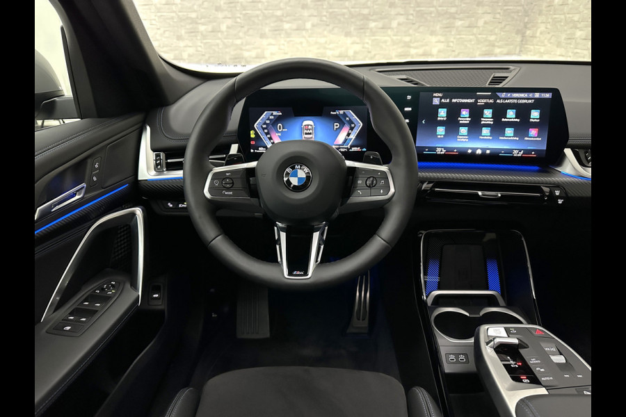 BMW X1 18i M-Sport Performance-Pack | Panorama | Sportstoelen | Carbon | Keyless-Entry | Sfeerverlichting | Achteruitrij-Camera | 5x op voorraad | Carplay | Full-LED | Black-Optic | Getint Glas | Stoelverwarming | Draadloos Laden |