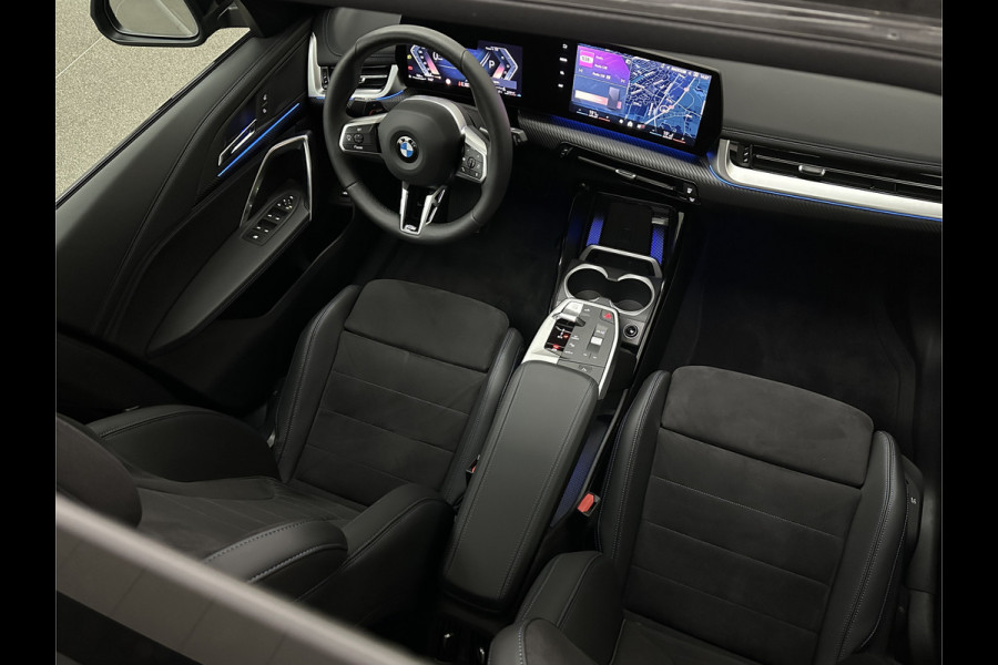 BMW X1 18i M-Sport Performance-Pack | Panorama | Sportstoelen | Carbon | Keyless-Entry | Sfeerverlichting | Achteruitrij-Camera | 5x op voorraad | Carplay | Full-LED | Black-Optic | Getint Glas | 1700kg Tr. Gewicht | Stoelverwarming | Draadloos Laden |