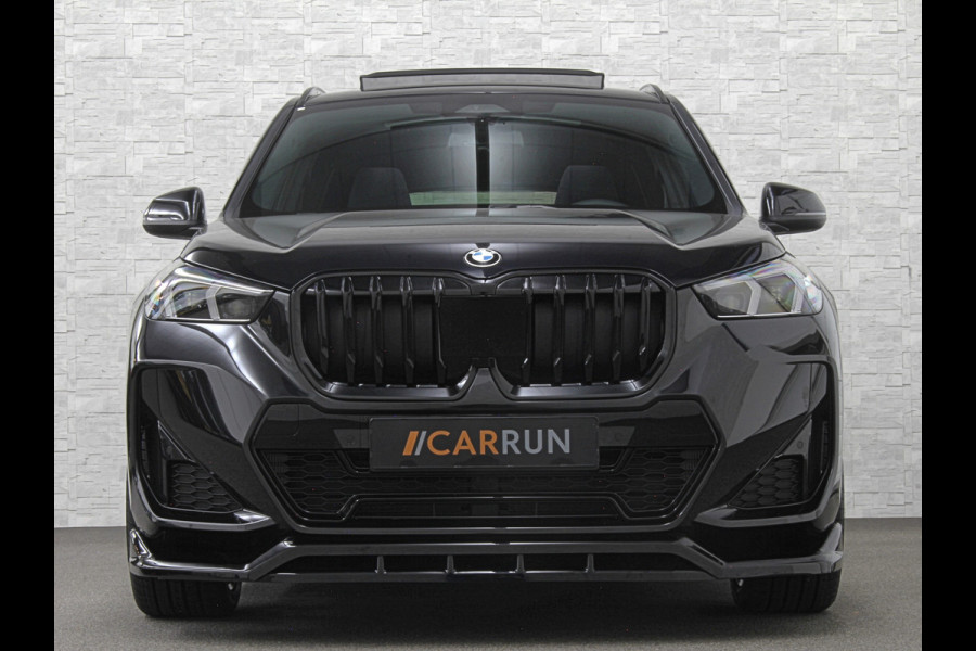 BMW X1 18i M-Sport Performance-Pack | Panorama | Sportstoelen | Carbon | Keyless-Entry | Sfeerverlichting | Achteruitrij-Camera | 5x op voorraad | Carplay | Full-LED | Black-Optic | Getint Glas | 1700kg Tr. Gewicht | Stoelverwarming | Draadloos Laden |
