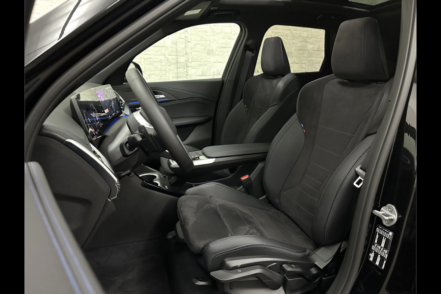 BMW X1 18i M-Sport Performance-Pack | Panorama | Sportstoelen | Carbon | Keyless-Entry | Sfeerverlichting | Achteruitrij-Camera | 5x op voorraad | Carplay | Full-LED | Black-Optic | Getint Glas | 1700kg Tr. Gewicht | Stoelverwarming | Draadloos Laden |