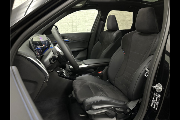 BMW X1 18i M-Sport Performance-Pack | Panorama | Sportstoelen | Carbon | Keyless-Entry | Sfeerverlichting | Achteruitrij-Camera | 5x op voorraad | Carplay | Full-LED | Black-Optic | Getint Glas | 1700kg Tr. Gewicht | Stoelverwarming | Draadloos Laden |