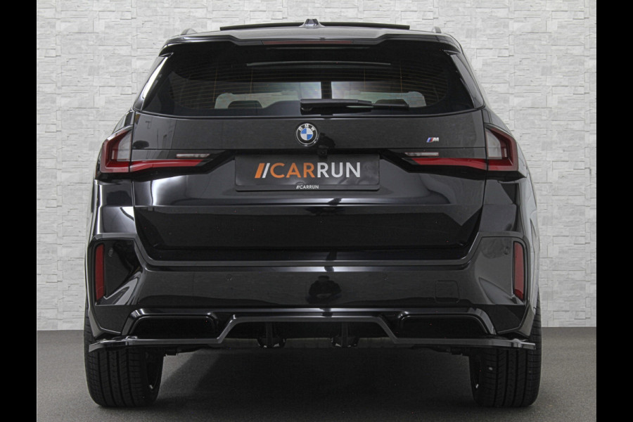 BMW X1 18i M-Sport Performance-Pack | Panorama | Sportstoelen | Carbon | Keyless-Entry | Sfeerverlichting | Achteruitrij-Camera | 5x op voorraad | Carplay | Full-LED | Black-Optic | Getint Glas | 1700kg Tr. Gewicht | Stoelverwarming | Draadloos Laden |