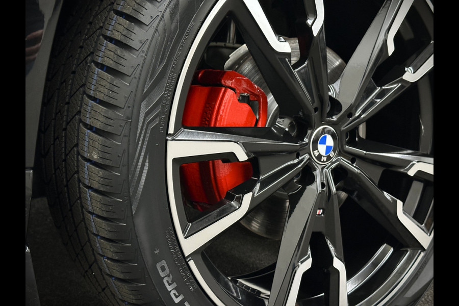 BMW X1 18i M-Sport Performance-Pack | Panorama | Sportstoelen | Carbon | Keyless-Entry | Sfeerverlichting | Achteruitrij-Camera | 5x op voorraad | Carplay | Full-LED | Black-Optic | Getint Glas | 1700kg Tr. Gewicht | Stoelverwarming | Draadloos Laden |