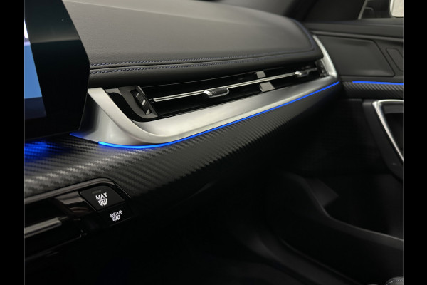 BMW X1 18i M-Sport Performance-Pack | Panorama | Sportstoelen | Carbon | Keyless-Entry | Sfeerverlichting | Achteruitrij-Camera | 5x op voorraad | Carplay | Full-LED | Black-Optic | Getint Glas | 1700kg Tr. Gewicht | Stoelverwarming | Draadloos Laden |