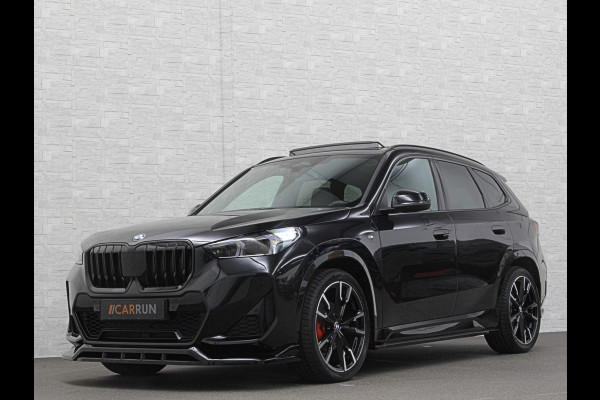 BMW X1 18i M-Sport Performance-Pack | Panorama | Sportstoelen | Carbon | Keyless-Entry | Sfeerverlichting | Achteruitrij-Camera | 5x op voorraad | Carplay | Full-LED | Black-Optic | Getint Glas | 1700kg Tr. Gewicht | Stoelverwarming | Draadloos Laden |