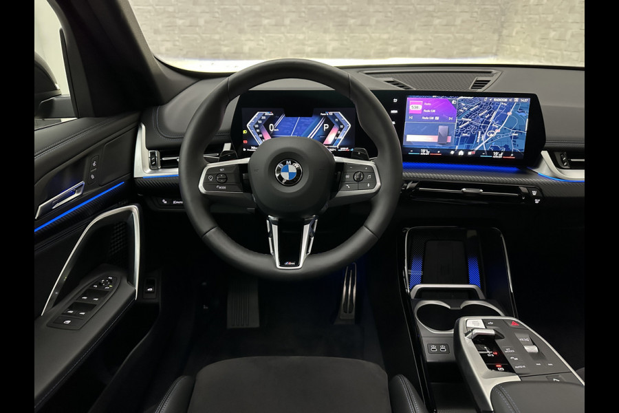 BMW X1 18i M-Sport Performance-Pack | Panorama | Sportstoelen | Carbon | Keyless-Entry | Sfeerverlichting | Achteruitrij-Camera | 5x op voorraad | Carplay | Full-LED | Black-Optic | Getint Glas | 1700kg Tr. Gewicht | Stoelverwarming | Draadloos Laden |