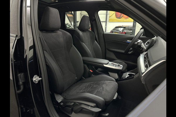 BMW X1 18i M-Sport Performance-Pack | Panorama | Sportstoelen | Carbon | Keyless-Entry | Sfeerverlichting | Achteruitrij-Camera | 5x op voorraad | Carplay | Full-LED | Black-Optic | Getint Glas | 1700kg Tr. Gewicht | Stoelverwarming | Draadloos Laden |