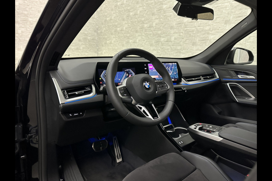 BMW X1 18i M-Sport Performance-Pack | Panorama | Sportstoelen | Carbon | Keyless-Entry | Sfeerverlichting | Achteruitrij-Camera | 5x op voorraad | Carplay | Full-LED | Black-Optic | Getint Glas | 1700kg Tr. Gewicht | Stoelverwarming | Draadloos Laden |