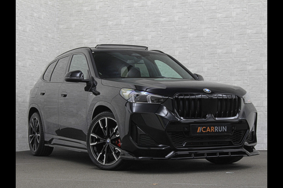 BMW X1 18i M-Sport Performance-Pack | Panorama | Sportstoelen | Carbon | Keyless-Entry | Sfeerverlichting | Achteruitrij-Camera | 5x op voorraad | Carplay | Full-LED | Black-Optic | Getint Glas | 1700kg Tr. Gewicht | Stoelverwarming | Draadloos Laden |