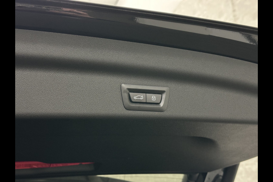 BMW X1 18i M-Sport Performance-Pack | Panorama | Sportstoelen | Carbon | Keyless-Entry | Sfeerverlichting | Achteruitrij-Camera | 5x op voorraad | Carplay | Full-LED | Black-Optic | Getint Glas | 1700kg Tr. Gewicht | Stoelverwarming | Draadloos Laden |