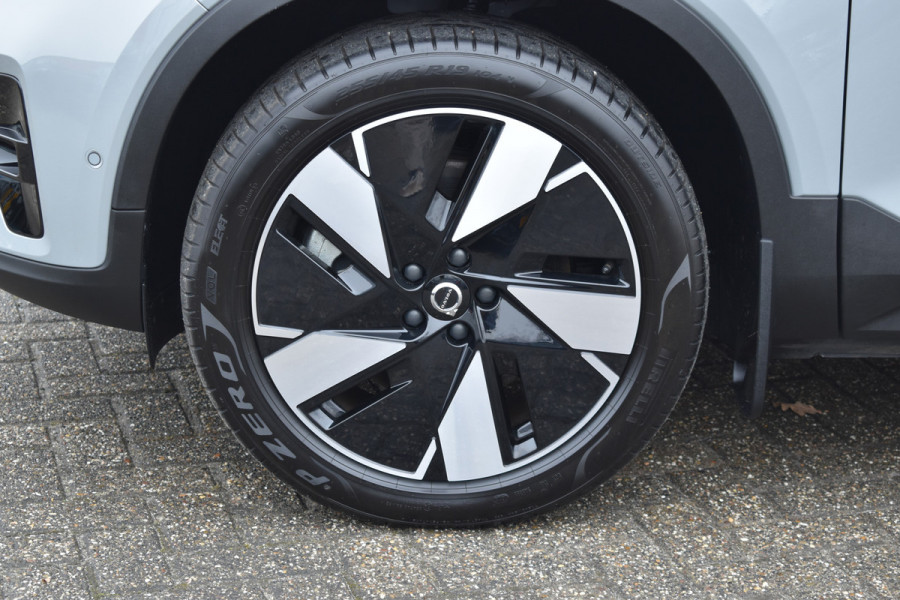 Volvo EX40 Extended Range 252PK Plus 82 kWh | Trekhaak | Elektr. Stoel | Camera | Stuurverwarming | ACC