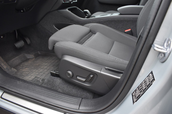 Volvo EX40 Extended Range 252PK Plus 82 kWh | Trekhaak | Elektr. Stoel | Camera | Stuurverwarming | ACC