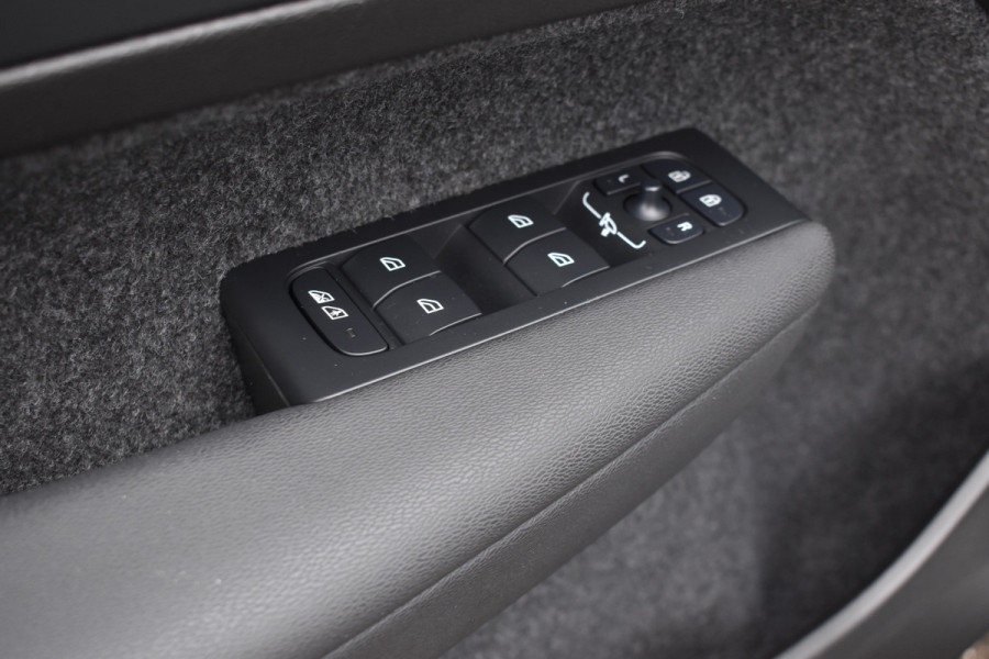 Volvo EX40 Extended Range 252PK Plus 82 kWh | Trekhaak | Elektr. Stoel | Camera | Stuurverwarming | ACC