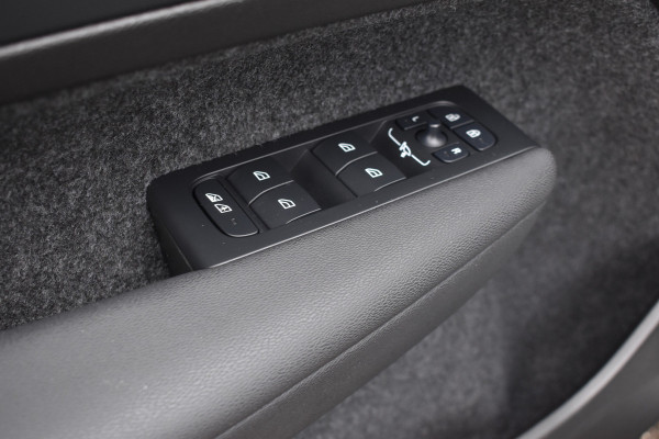 Volvo EX40 Extended Range 252PK Plus 82 kWh | Trekhaak | Elektr. Stoel | Camera | Stuurverwarming | ACC