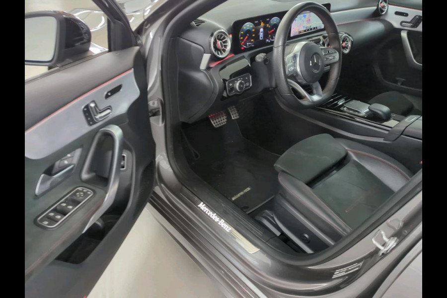 Mercedes-Benz A-Klasse 180 Business Solution AMG | Panoramadak | Memory Seats | Ambiance Verlichting | Stoelverwarming | Camera | Navigatie | Apple Carplay | Keyless | Dodehoekdetectie | Cruise Control | DAB |