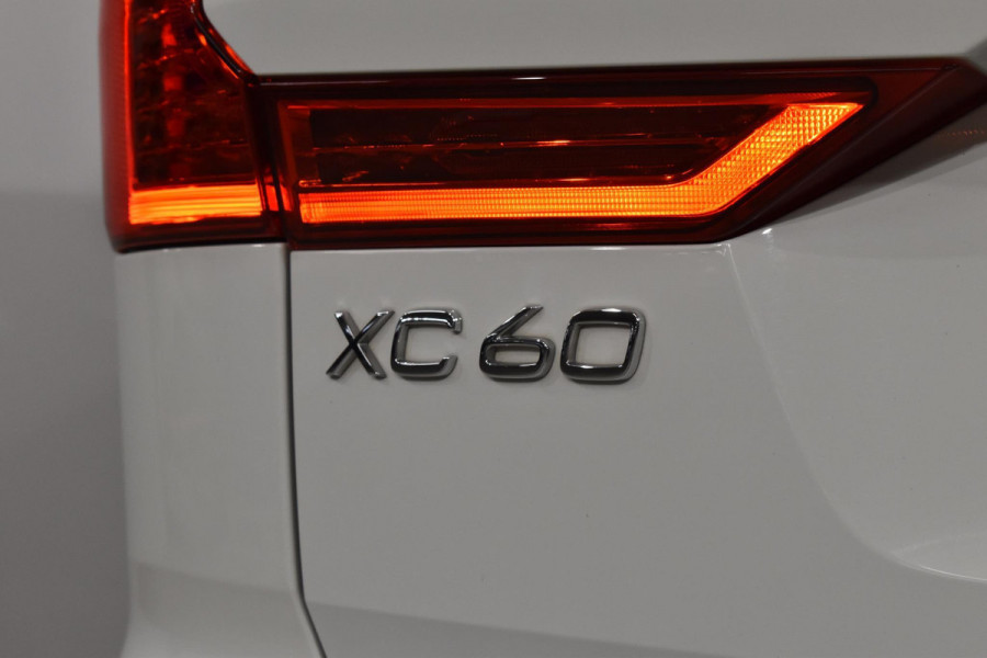 Volvo XC60 T8 390PK Automaat Recharge AWD Inscription / Intellisafe / Panoramadak / head-up display / Camera achter / Donker glas achter