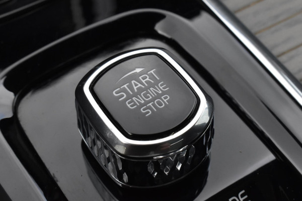 Volvo XC60 T8 390PK Automaat Recharge AWD Inscription / Intellisafe / Panoramadak / head-up display / Camera achter / Donker glas achter