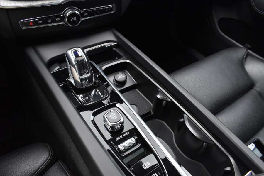 Volvo XC60 T8 390PK Automaat Recharge AWD Inscription / Intellisafe / Panoramadak / head-up display / Camera achter / Donker glas achter