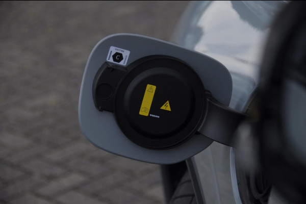 Volvo XC60 T8 455PK Facelift AWD Plus Black Edition Head up display / Luchtvering / Trekhaak / Apple Carplay / Adaptive cruise control / Panorama dak / Sportstoelen / Elektrisch bedienbare bestuurderstoel met geheugen / Keyless Entry / Elektrische achterklep