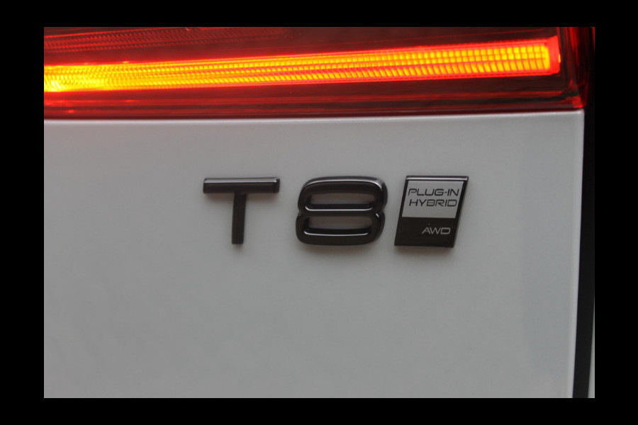 Volvo XC60 T8 455PK Facelift AWD Plus Black Edition Head up display / Luchtvering / Trekhaak / Apple Carplay / Adaptive cruise control / Panorama dak / Sportstoelen / Elektrisch bedienbare bestuurderstoel met geheugen / Keyless Entry / Elektrische achterklep