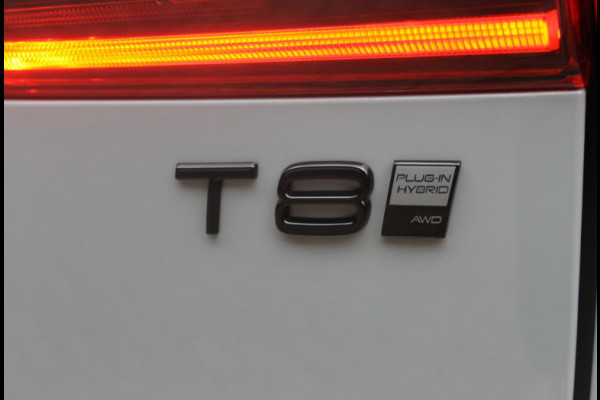 Volvo XC60 T8 455PK Facelift AWD Plus Black Edition Head up display / Luchtvering / Trekhaak / Apple Carplay / Adaptive cruise control / Panorama dak / Sportstoelen / Elektrisch bedienbare bestuurderstoel met geheugen / Keyless Entry / Elektrische achterklep