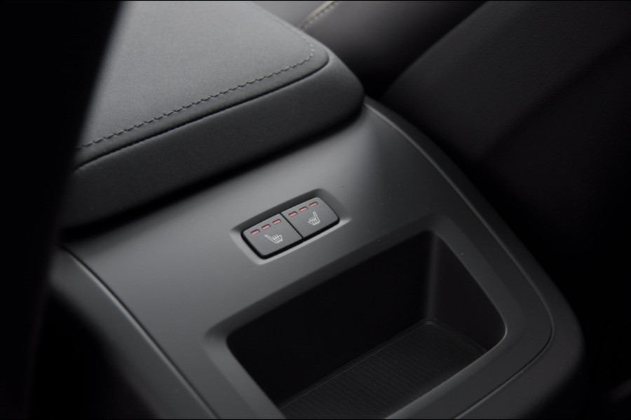 Volvo XC60 T8 455PK Facelift AWD Plus Black Edition Head up display / Luchtvering / Trekhaak / Apple Carplay / Adaptive cruise control / Panorama dak / Sportstoelen / Elektrisch bedienbare bestuurderstoel met geheugen / Keyless Entry / Elektrische achterklep