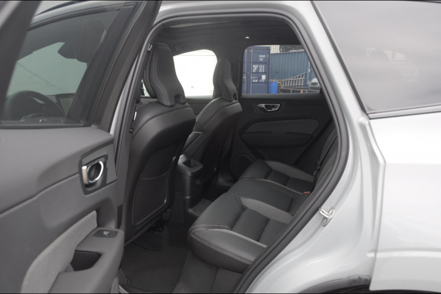 Volvo XC60 T8 455PK Facelift AWD Plus Black Edition Head up display / Luchtvering / Trekhaak / Apple Carplay / Adaptive cruise control / Panorama dak / Sportstoelen / Elektrisch bedienbare bestuurderstoel met geheugen / Keyless Entry / Elektrische achterklep