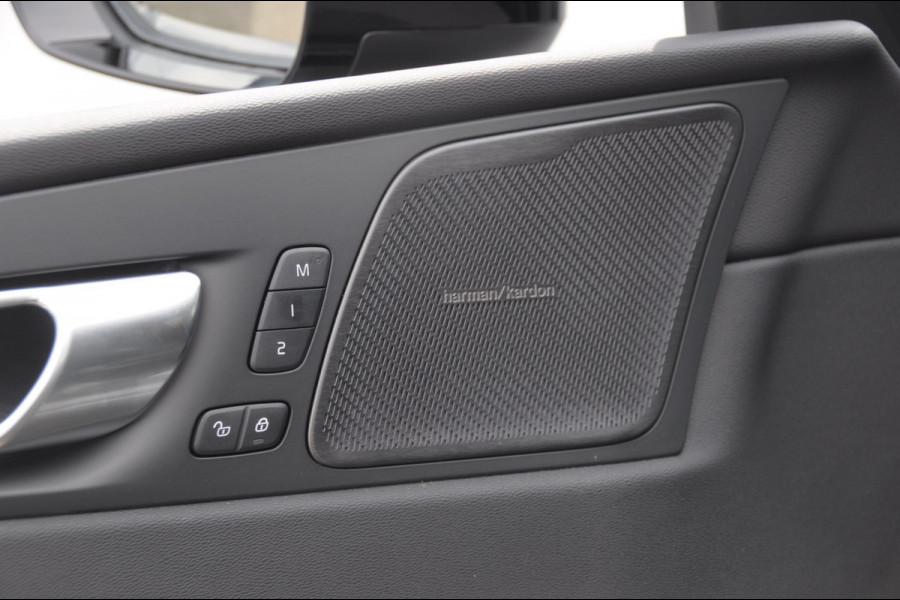 Volvo XC60 T8 455PK Facelift AWD Plus Black Edition Head up display / Luchtvering / Trekhaak / Apple Carplay / Adaptive cruise control / Panorama dak / Sportstoelen / Elektrisch bedienbare bestuurderstoel met geheugen / Keyless Entry / Elektrische achterklep