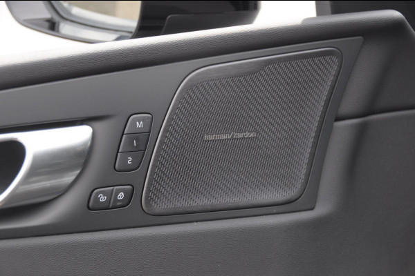 Volvo XC60 T8 455PK Facelift AWD Plus Black Edition Head up display / Luchtvering / Trekhaak / Apple Carplay / Adaptive cruise control / Panorama dak / Sportstoelen / Elektrisch bedienbare bestuurderstoel met geheugen / Keyless Entry / Elektrische achterklep