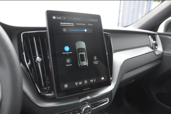 Volvo XC60 T8 455PK Facelift AWD Plus Black Edition Head up display / Luchtvering / Trekhaak / Apple Carplay / Adaptive cruise control / Panorama dak / Sportstoelen / Elektrisch bedienbare bestuurderstoel met geheugen / Keyless Entry / Elektrische achterklep