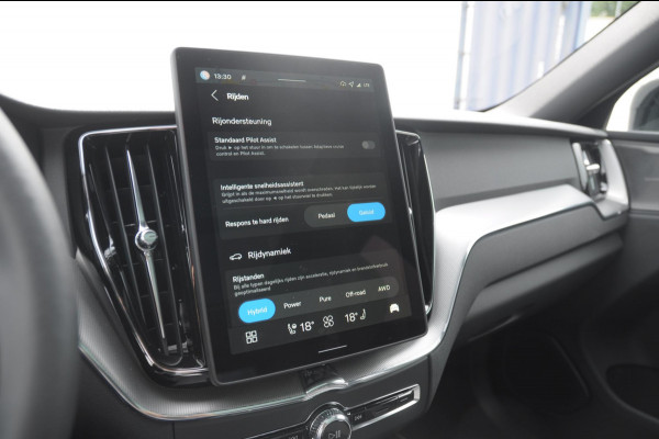 Volvo XC60 T8 455PK Facelift AWD Plus Black Edition Head up display / Luchtvering / Trekhaak / Apple Carplay / Adaptive cruise control / Panorama dak / Sportstoelen / Elektrisch bedienbare bestuurderstoel met geheugen / Keyless Entry / Elektrische achterklep
