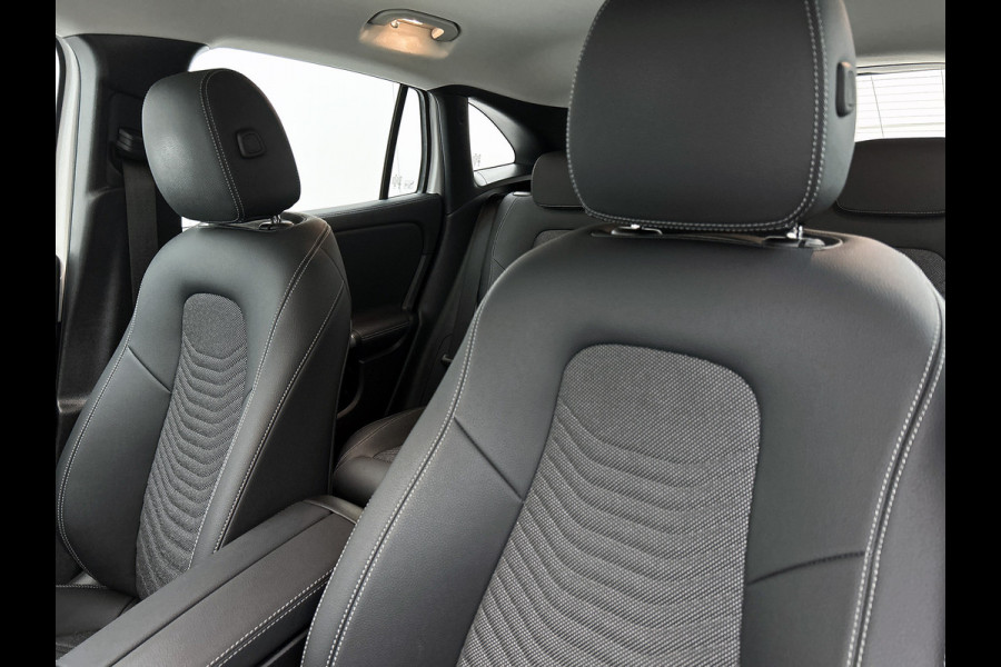 Mercedes-Benz GLA 250 e Plug-In Hybride Trekhaak | Ledkoplampen | Sfeerverlichting | Stuur en Stoelverwarming | Keyless-Go. Inclusief 24 maanden Mercedes-Benz Certified garantie voor Europa.
