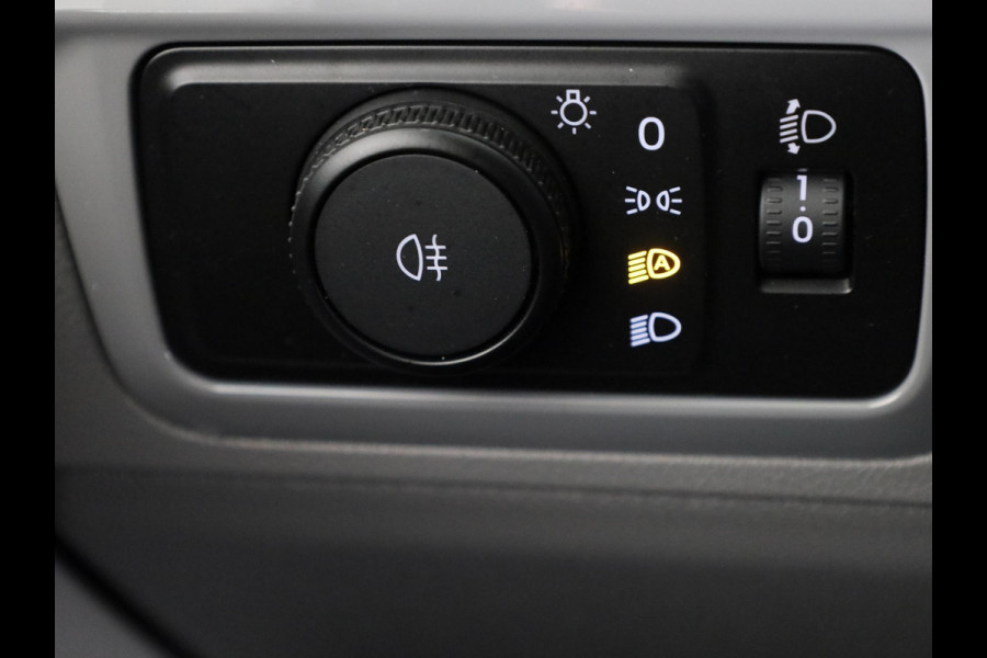 Volkswagen Transporter 2.0 TDI L2H1 30 Life | 110 PK Hand | Styling pakket | Camera | App Connect | Trekhaak |